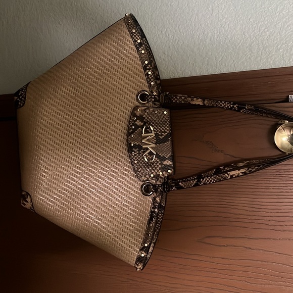 MK Stray Bag - Picture 2 of 3